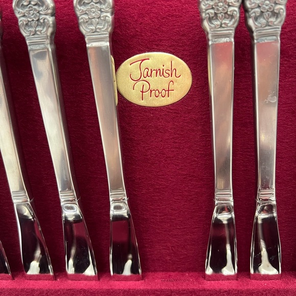 90 Piece Oneidacraft Nordic Crown Deluxe Stainless Flatware Service - Picture 3 of 15